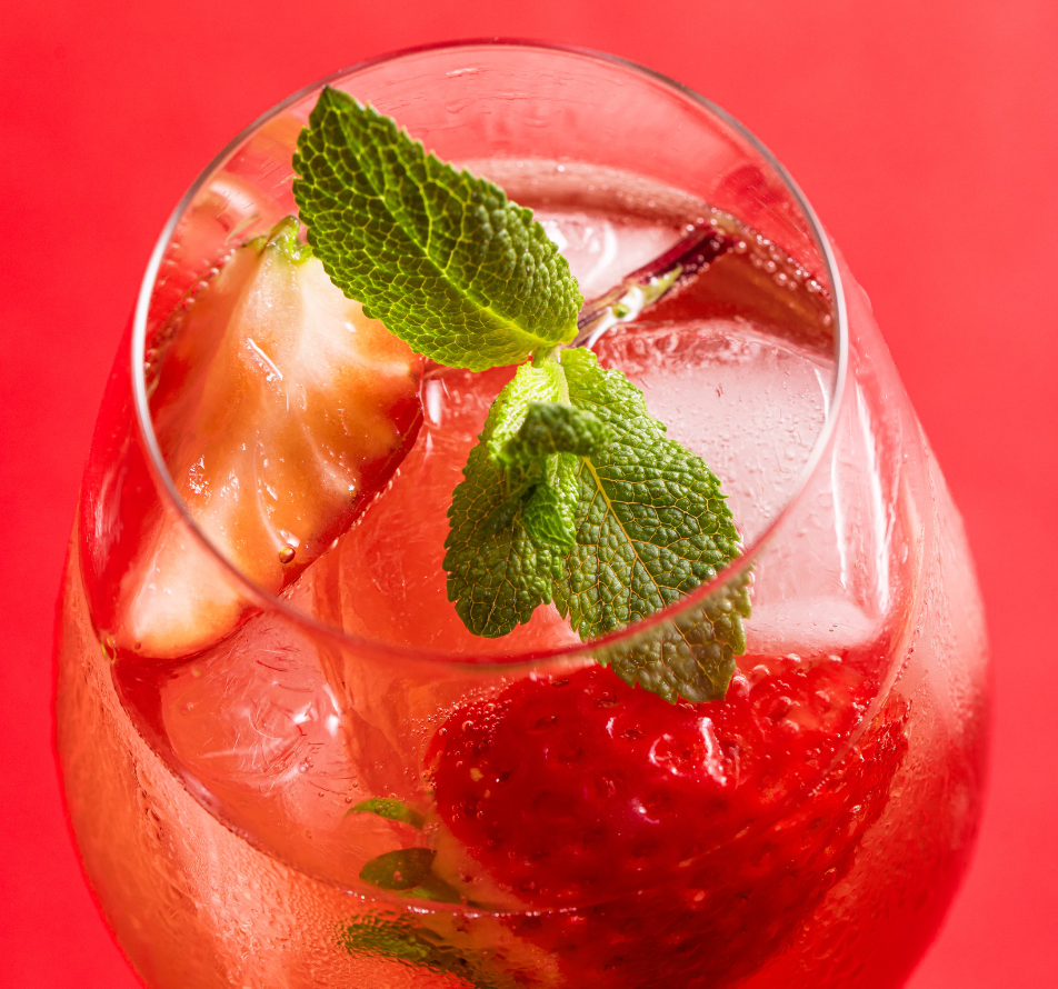 cocktail-recette-spritz-fraise-rhubarbe-wolfberger-distillerie-menthe